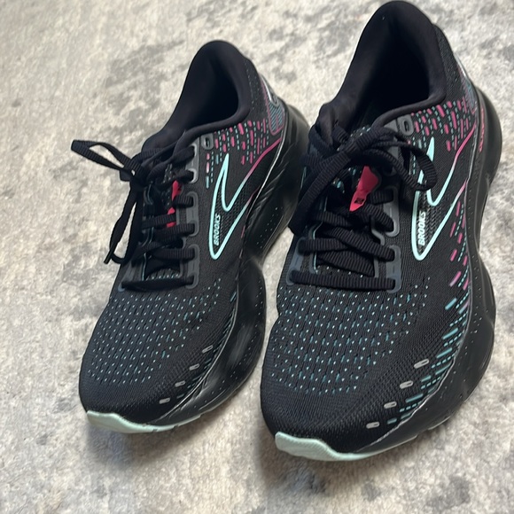 brooks sneakers - Picture 9 of 10